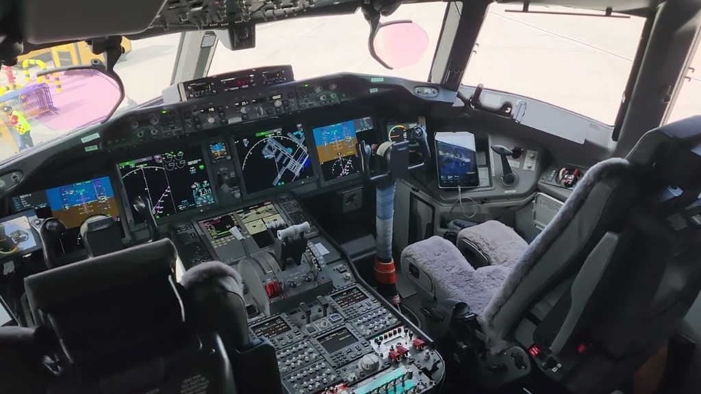 Boeing 777 Cockpit View